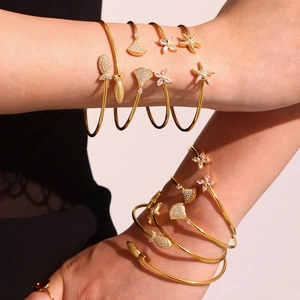 Ensemble de bracelets dorés thème océan avec étoiles de mer et zircons étincelants