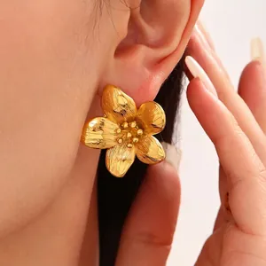 Gebürstete Blumen Ohrstecker 18K Vergoldeter Edelstahl Fünf Blütenblätter Texturierte Retro Mode Ohrschmuck Damen
