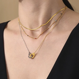 Collier triple rang en plaqué or 18k avec perles colorées et deux anneaux entrelacés