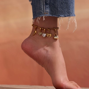 Bracelet de cheville doré avec pendentifs cœur en zircone, escarpin et sac à main