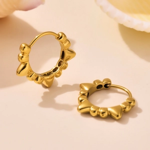 Boucles d'oreilles géométriques plaquées or 18k avec pointes style punk moderne