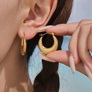 U-shaped stainless steel earrings with gold 18k finish and honeycomb scale texture