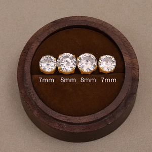 Boucles d'oreilles 5A zircone dorées en tailles 7mm et 8mm dans une boîte en bois vintage
