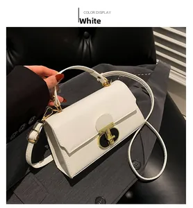 Dettaglio della borsa in pelle PU bianca con chiusura girevole dorata distintiva