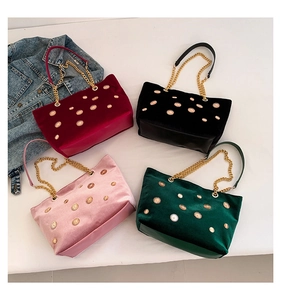 Sacs cabas en velours en quatre couleurs avec clous dorés et bandoulières chaîne