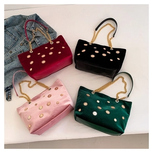 Sacs cabas en velours avec rivets et bandoulières en bordeaux, noir, rose et vert