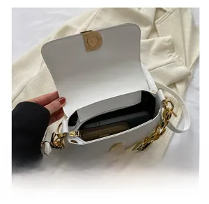 Capacité interne du sac selle blanc avec chaîne dorée et fermoir magnétique