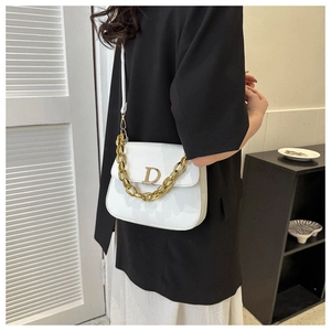 Sacoche selle chic en cuir blanc avec boucle D dorée et bandoulière en chaîne