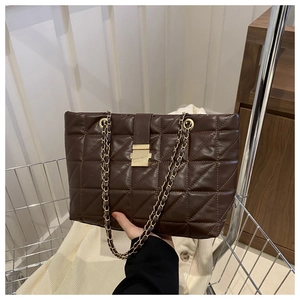 Dettaglio borsa shopper trapuntata marrone con tracolla a catena oro e fibbia