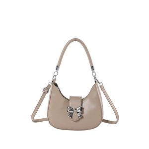 Sac hobo beige en demi-lune avec boucle nœud argentée et bandoulière réglable