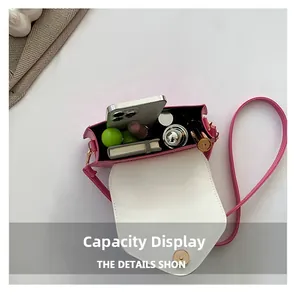 Vue intérieure du mini sac selle rose montrant l'espace pour téléphone et maquillage