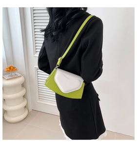 Vue arrière du sac à bandoulière en forme de cœur vert et blanc avec détails dorés