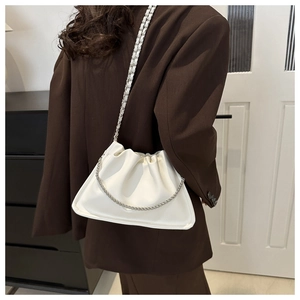 Détail du sac nuage plissé blanc crème avec chaîne argentée et bandoulière en cuir tissé