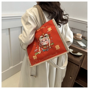Detail der roten Leinentasche mit Drachentanz-Druck 2024 und weißem gewebtem Tragegurt