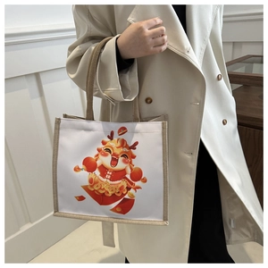 Detail der Canvas-Leinen-Tasche mit festlichem Drachenmotiv und roten Laternen-Prints