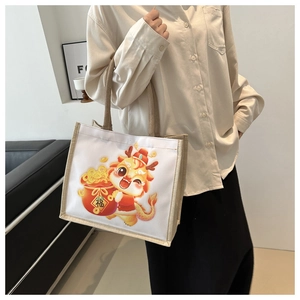 Leinen-Einkaufstasche mit Cartoon-Drache und roter Glückstasche im Detailbild