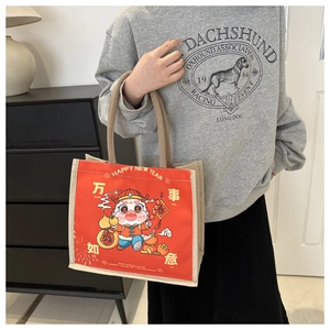 Detail der roten Canvas-Tasche mit Drachenmotiv und Neujahrsgrüßen für das Jahr 2024