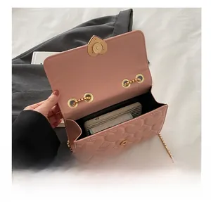 Vue intérieure montrant la capacité du sac matelassé rose et le fermoir cœur doré