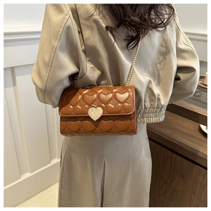 Détail du sac bandoulière marron matelassé en cœur avec fermoir cœur doré