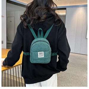 Retro groene corduroy mini rugzak voor dames met verstelbare bandjes en modelabel
