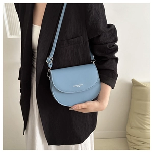 Vue détaillée du sac selle bleu clair avec lettrage blanc fashion trend en similicuir PU