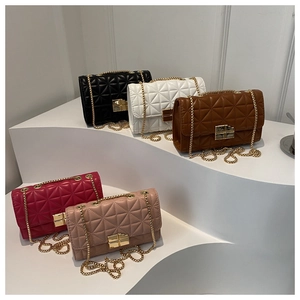 Sac bandoulière matelassé avec chaîne dorée et motifs cœur en cinq coloris