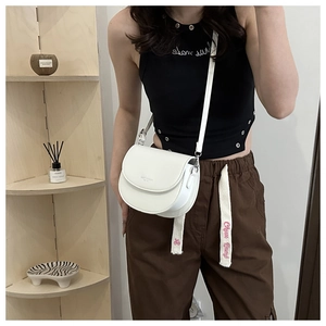 Sac bandoulière demi-lune blanc minimaliste pour femme avec détails de couture fins