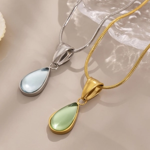 Colliers pendentifs gouttes avec pierres en verre bleu et vert sur chaînes serpent