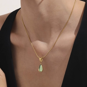 Élégant collier chaîne serpent dorée avec pendentif goutte d'eau vert transparent femme