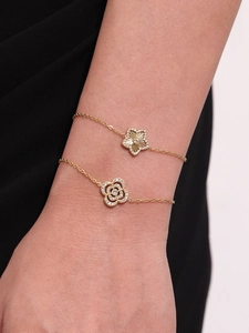 Gros plan détaillé des bracelets étoile et fleur plaqués or 18 carats avec zircons 5A