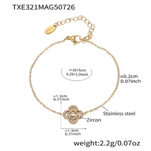 Détail du bracelet trèfle doré avec des pierres en zircone et un fermoir en acier inoxydable
