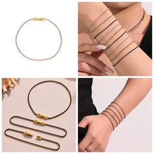 Détail de bracelets tennis en CZ colorés plaqués or 18 carats avec fermoir pliable