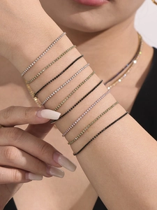 Gros plan de bracelets de tennis en acier inoxydable doré 18k avec pierres de zircon colorées