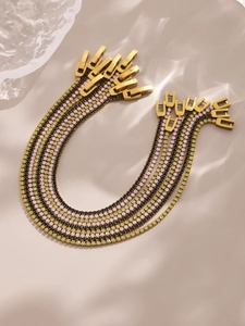 Détail de bracelets tennis plaqués or 18k avec zircons étincelants en plusieurs couleurs