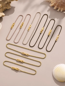 Détail de bracelets tennis plaqués or 18 carats avec zircons roses, blancs, noirs et jaunes