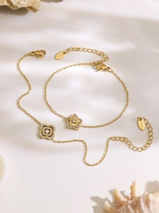 Détails de bracelets en acier doré avec pendentifs étoile et trèfle sertis de zircone