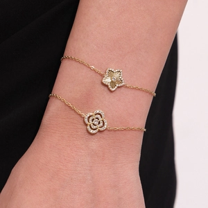 Ensemble de colliers double rang dorés avec pendentifs étoile et fleur et zircons