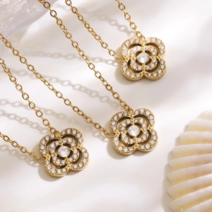 Ensemble de colliers double couche en or avec trèfles sertis de zircons brillants