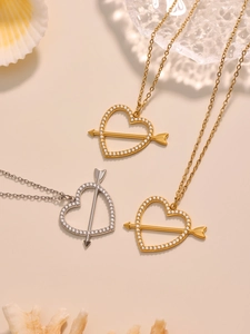 Dettaglio delle collane con cuore e freccia e pavé di zirconi in oro e argento