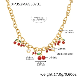 Détails du collier cerise dorée avec émail rouge, zircon et dimensions précises