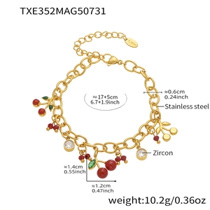 Détail du bracelet cerise en acier inoxydable doré avec pierres rouges et zircons
