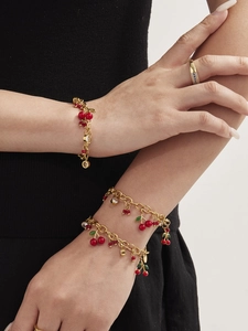 Détails de pendentifs cerises rouges sur bracelets et bagues plaqués or 18 carats