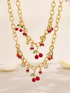 Détail d'une chaîne plaquée or 18k avec zircon 5A et pendentifs cerise en gros plan