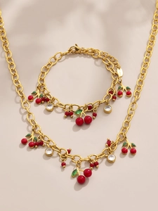 Détail d'une parure bijoux cerise en acier plaqué or 18 carats avec zircon 5A brillant