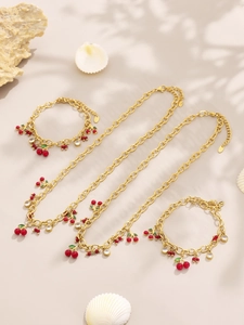 Détail de l'ensemble collier cerise dorée avec émail rouge et zircons brillants