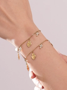 Bracciale dorato a doppio strato con ciondoli a cuore lucido e croce scintillante