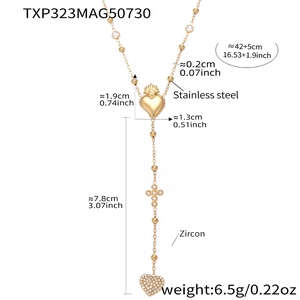Dettaglio della collana dorata cuore e croce con misure precise in centimetri