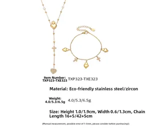 Dettaglio della collana a Y e bracciale in acciaio inossidabile con cuori in zirconi