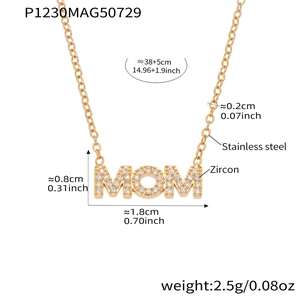 Detail van de MOM ketting van goudkleurig roestvrij staal met zirkonia en afmetingen