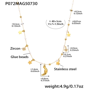 Detail van de gouden rvs ketting met ster- en maanhangers van zirkonia steentjes